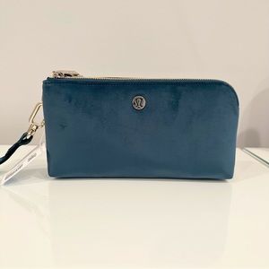 *NWT* Lululemon Curved Wristlet Velour in Green Jasper